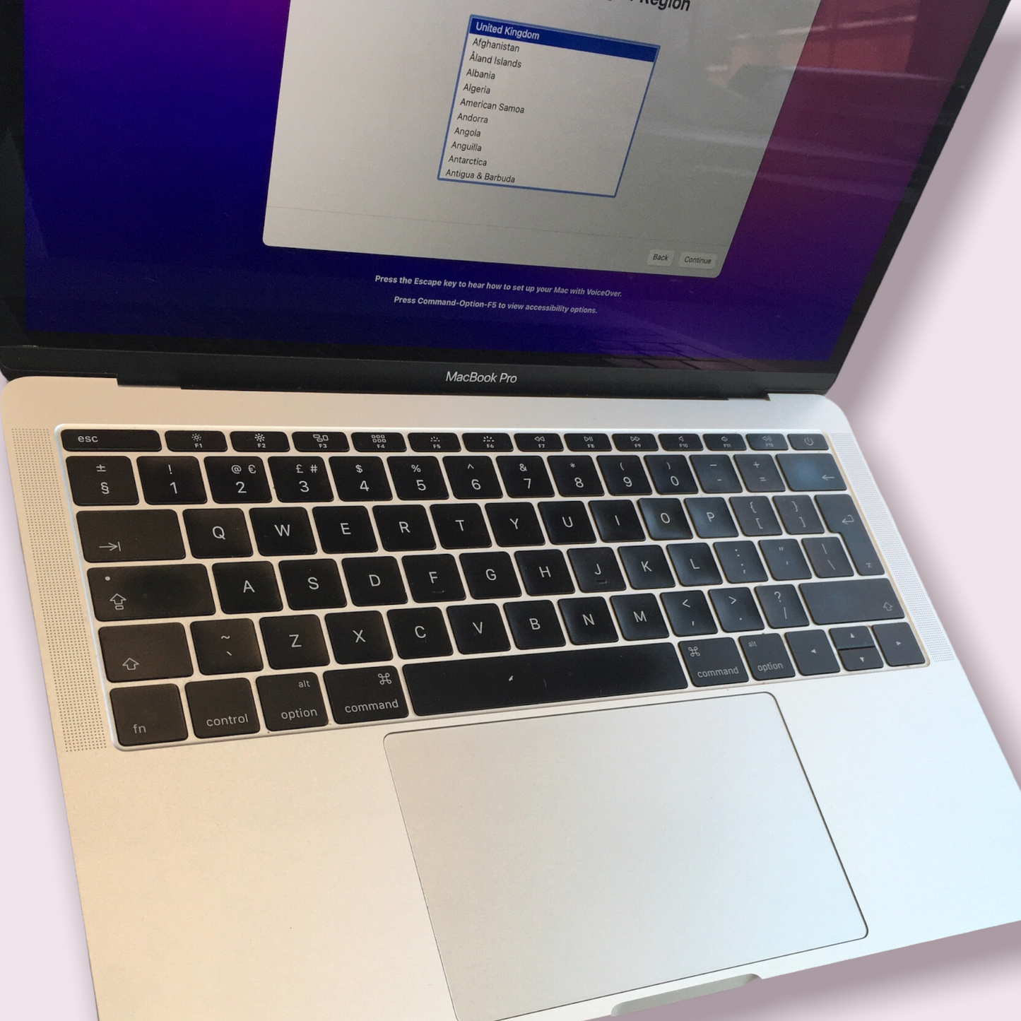 Apple Macbook pro 13" retina A1708 2016 Silver - 8GB RAM, i5 @ 2.0GHz 256GB SSD Mac OS Monterey
